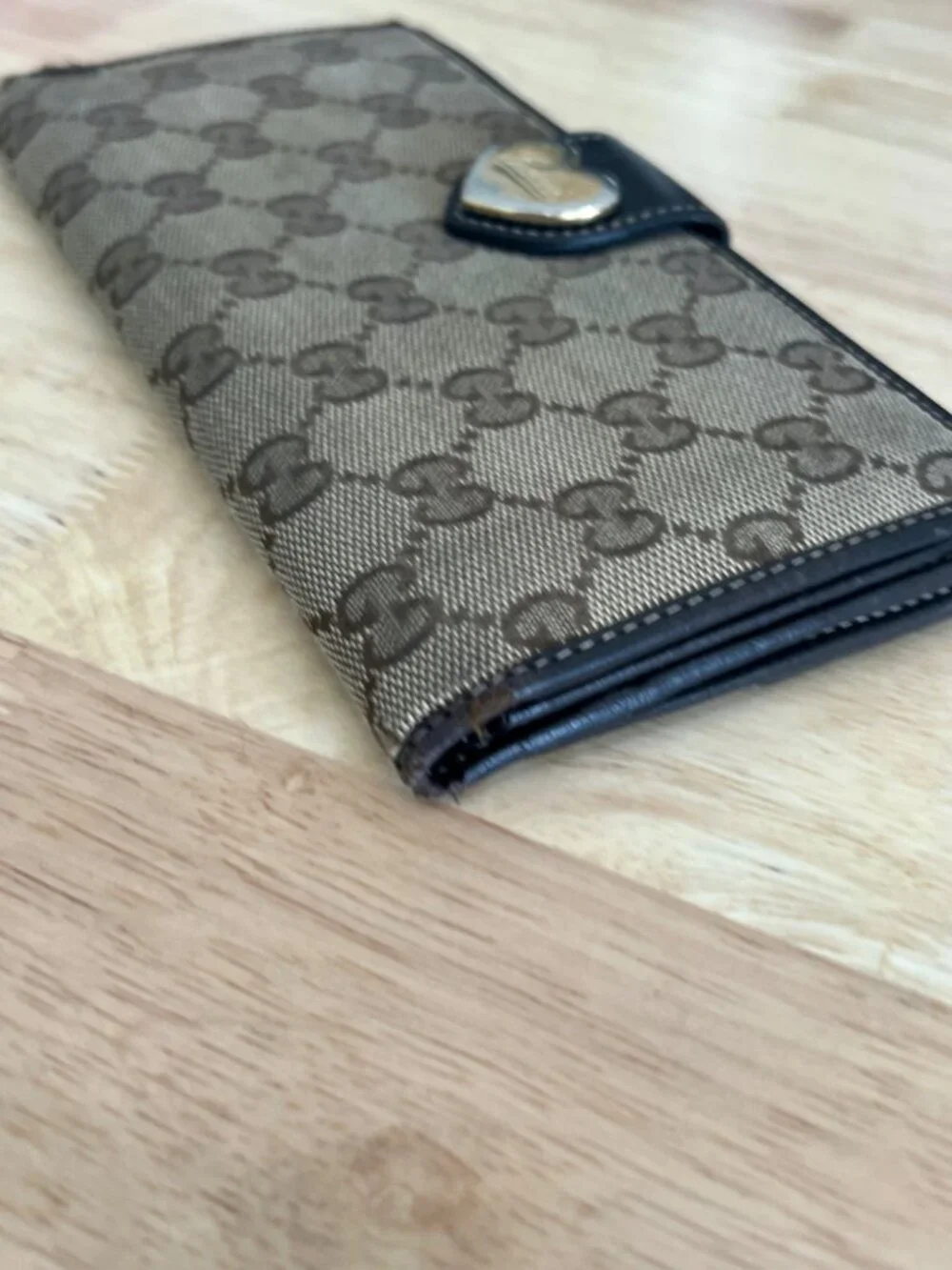 Gucci Brown GG Canvas & Leather Heart Clasp Wallet For Women - Picture 2 of 13